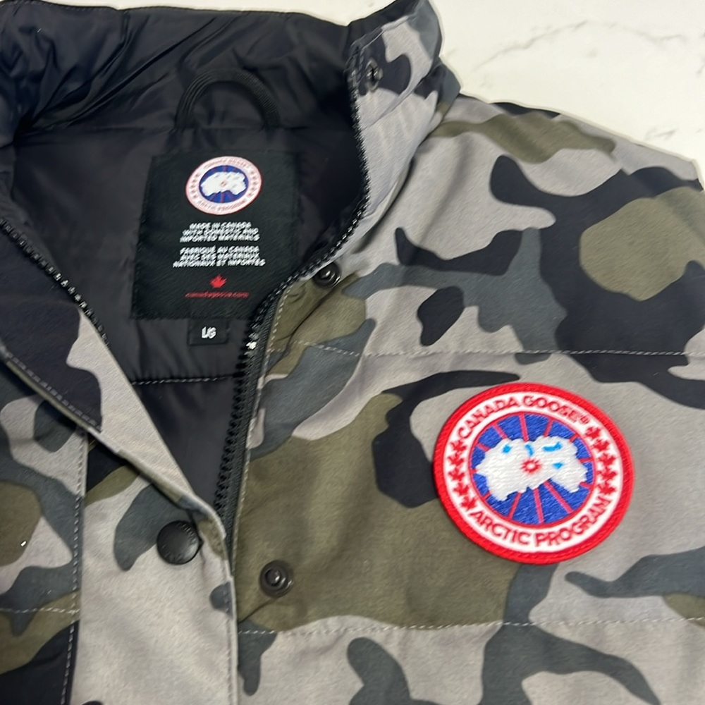 Canada Goose: Freestyle Vest Print Heritage in Classic Camo Coastal Grey - Picture 6 of 14